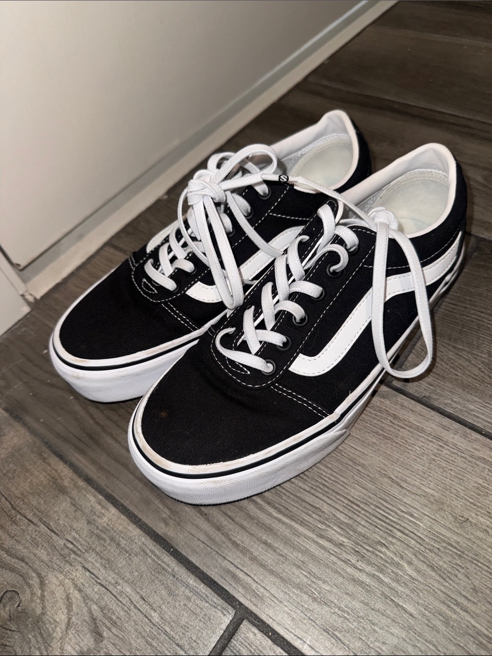 Platform Vans Black and White Low-Top Skate Sneakers